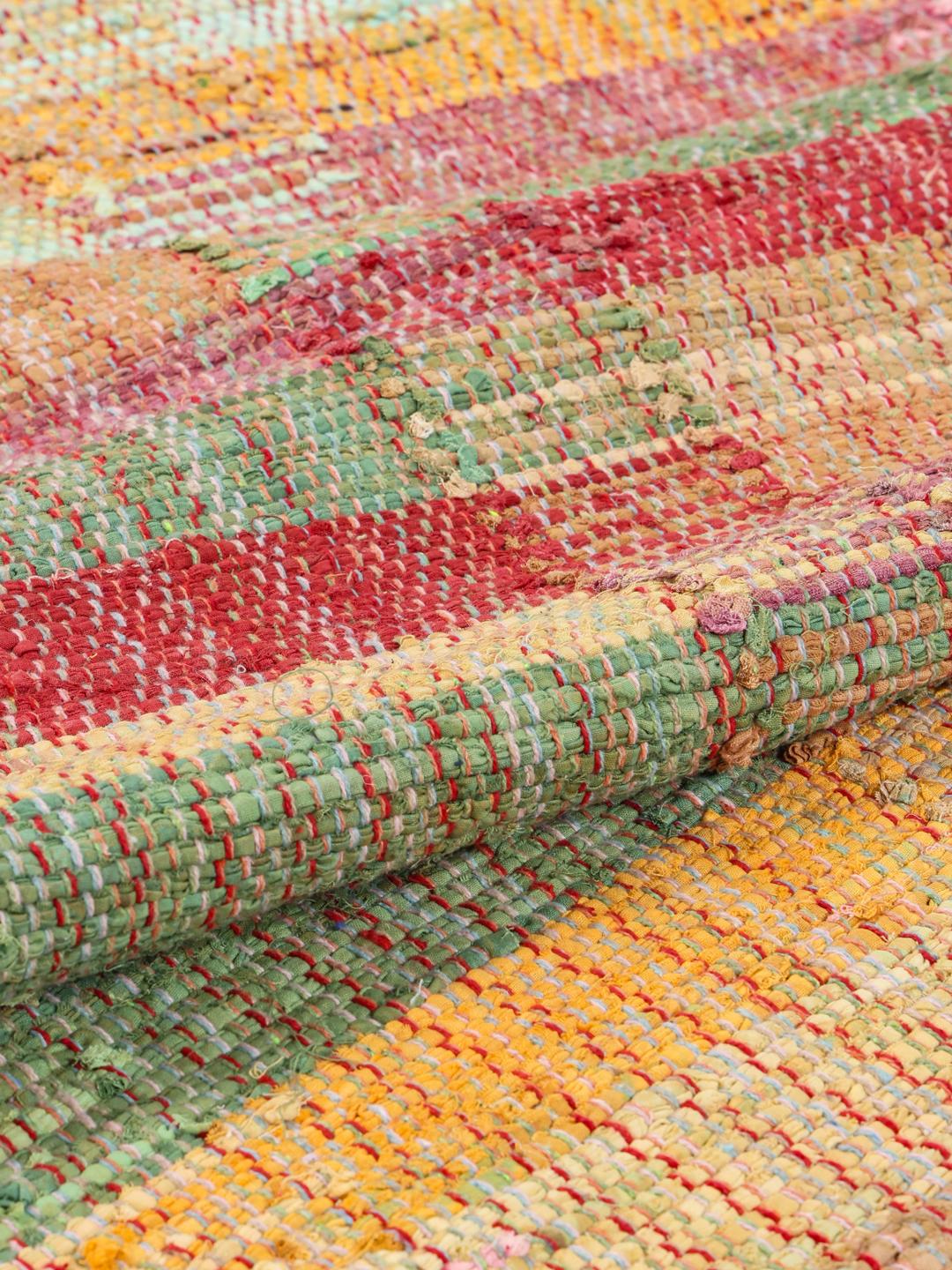 Flerfarvet tæppe med håndvævet stripemønster