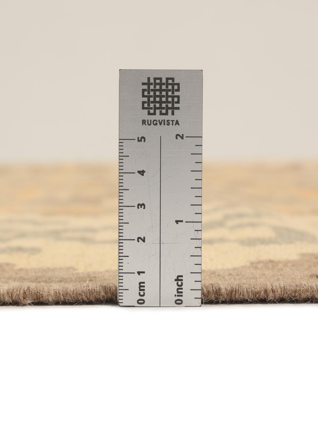 Un tapis kilim Ghashghai rectangulaire provenant du Moyen-Orient dans des tons beige et marron.