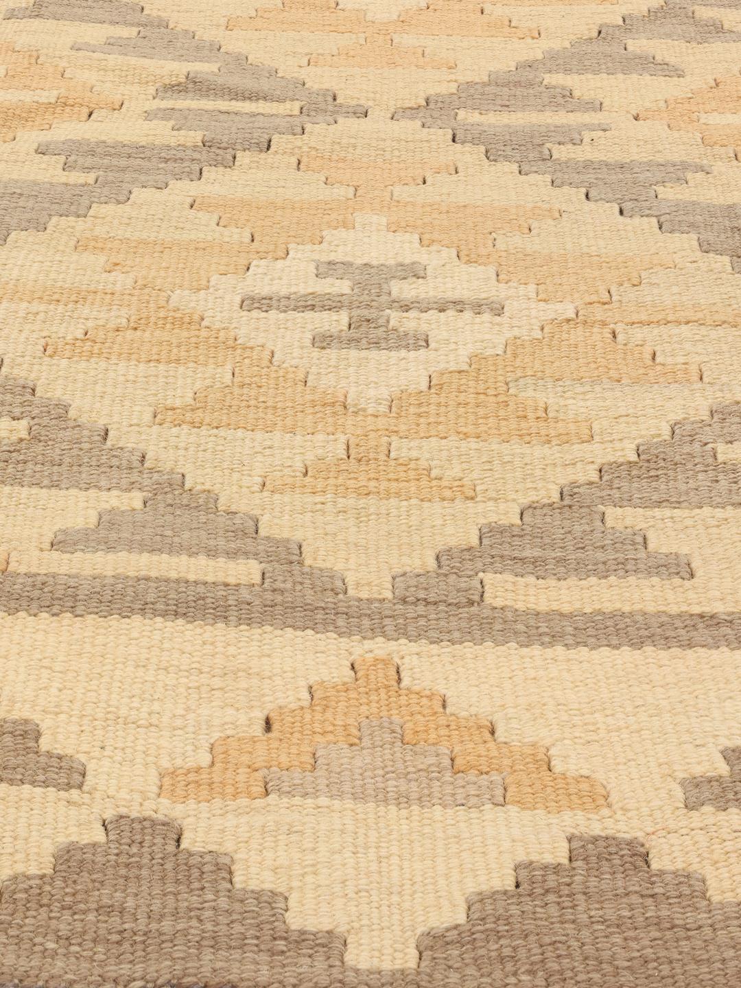 Tapis kilim Ghashghai tissé à la main provenant du Moyen-Orient dans des tons beige et marron