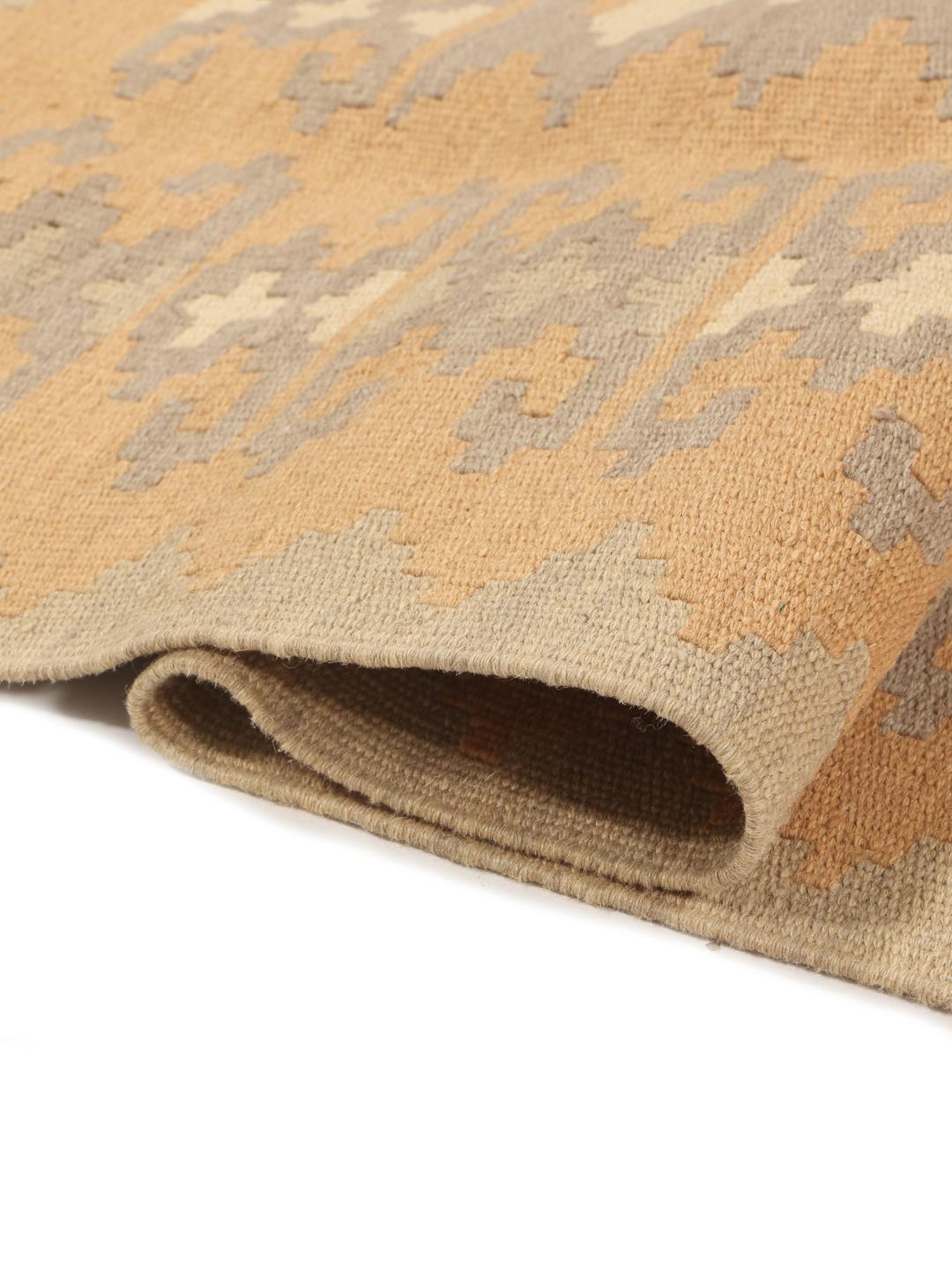 Tappeto Kelim Ghashghai tessuto a mano proveniente dal Medio Oriente in tonalità beige