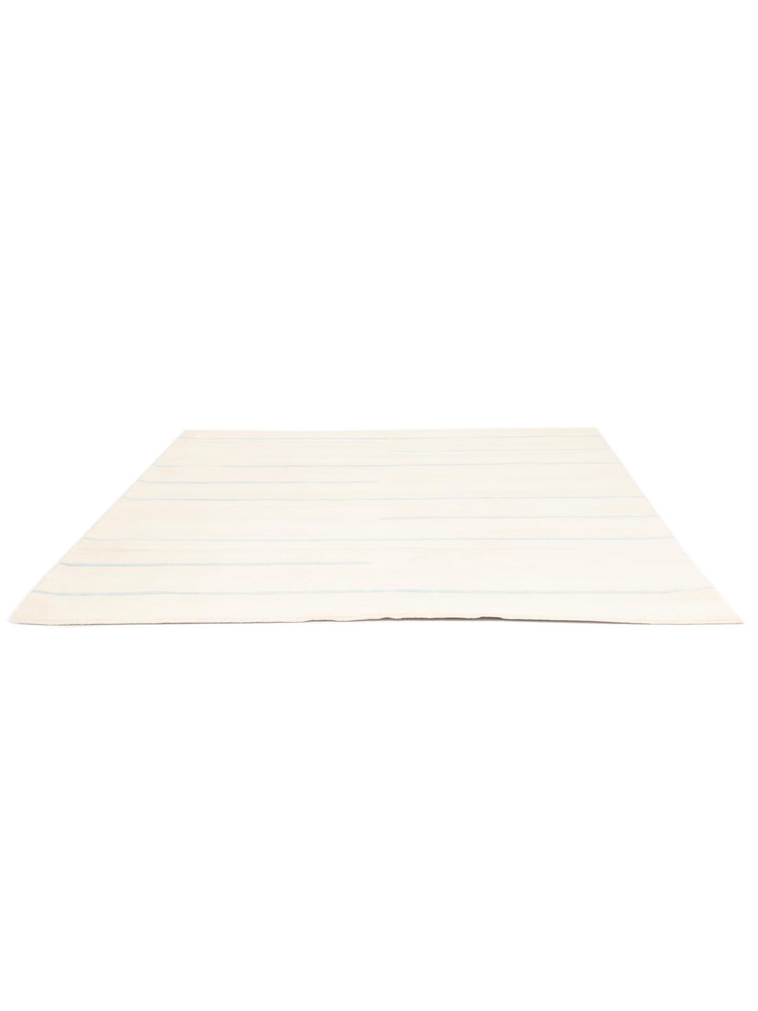 Handgeweven Indiaas tapijt in beige en lichtblauw met een gestreept patroon