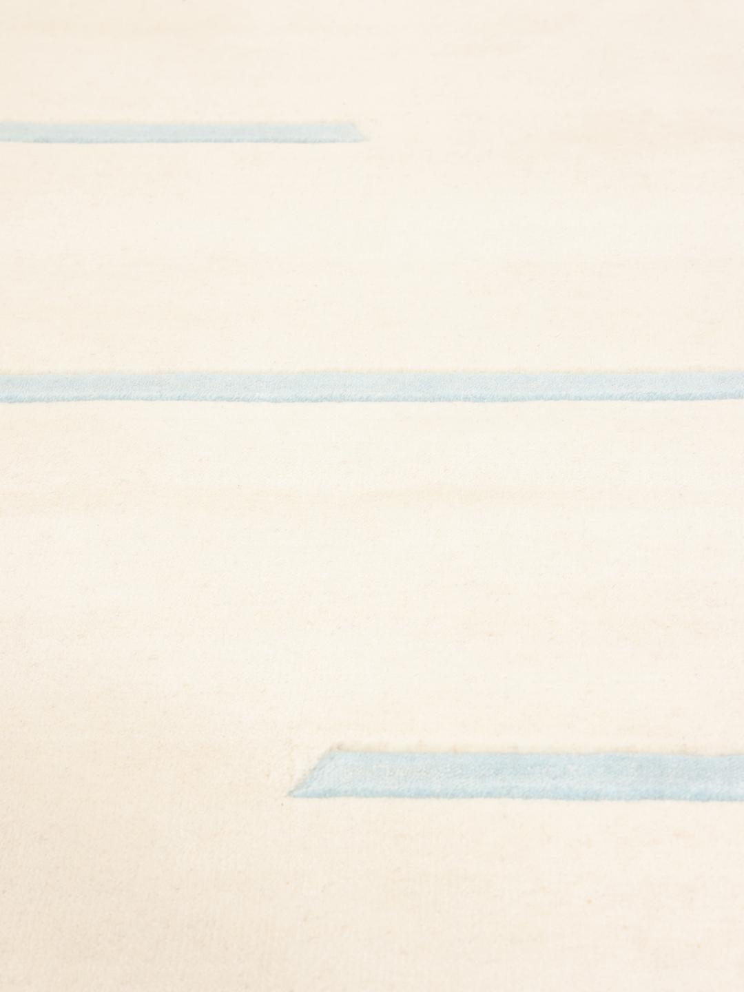 Handgeweven Indiaas tapijt in beige en lichtblauw met een gestreept patroon