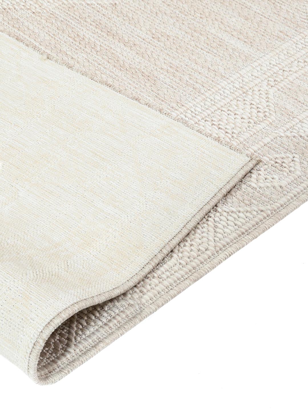 Beige og hvidt tæppe med geometrisk kantmønster