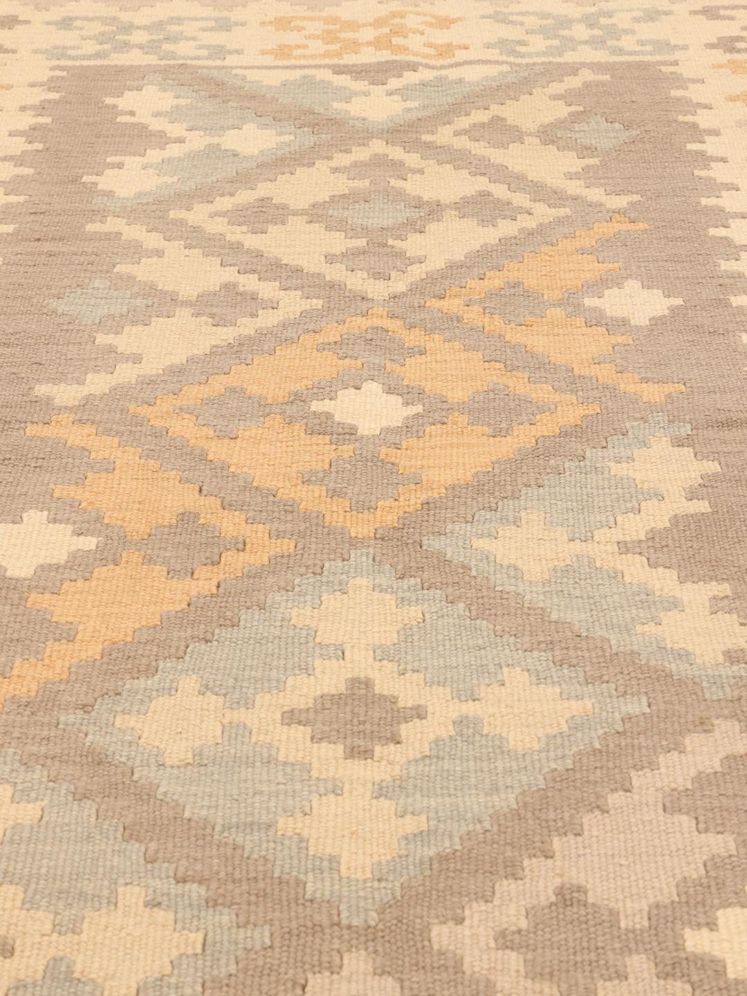 Tappeto kelim Ghashghai beige tessuto a mano con motivi geometrici dal Medio Oriente