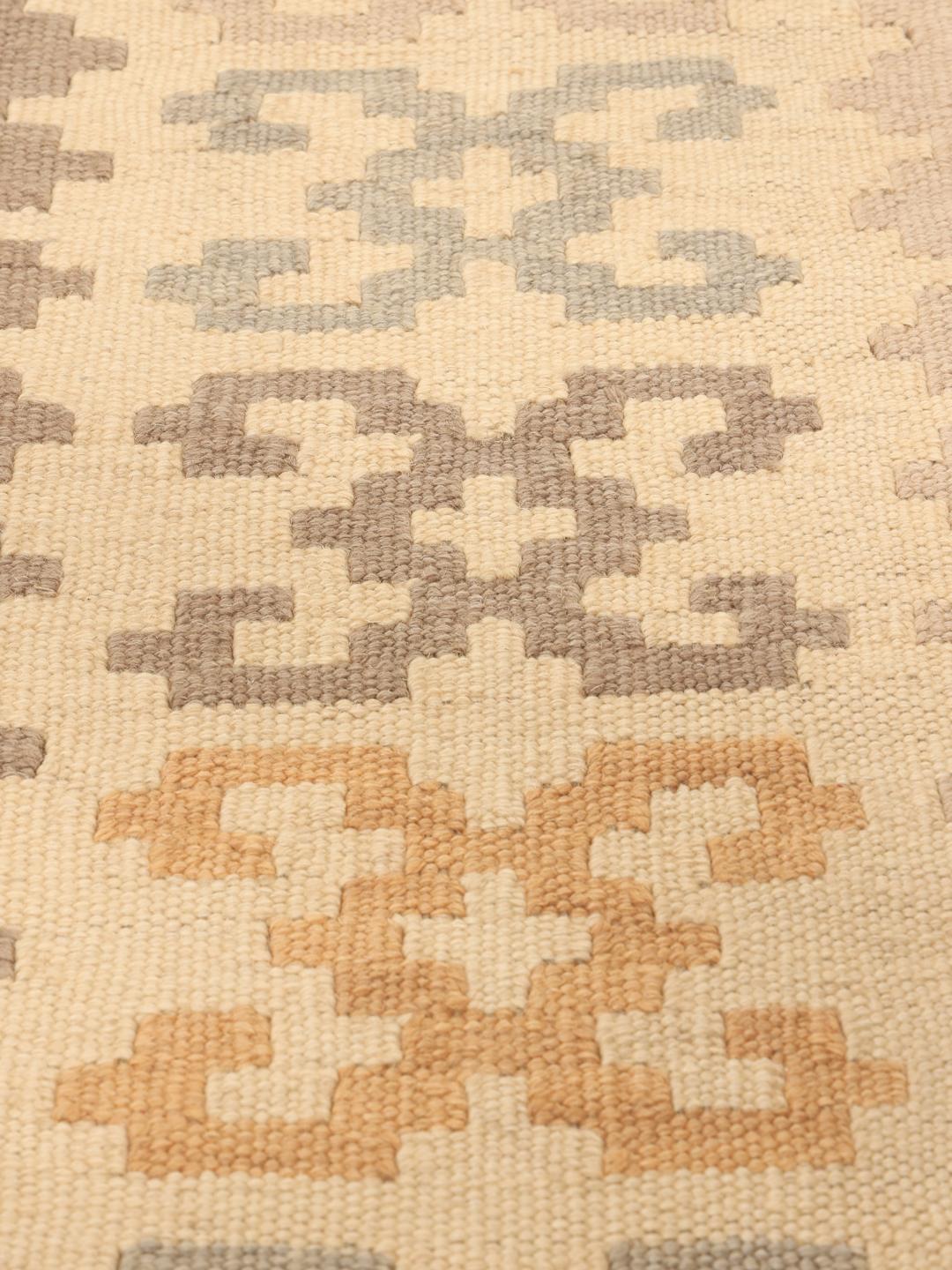 Tappeto kelim Ghashghai beige tessuto a mano con motivi geometrici dal Medio Oriente