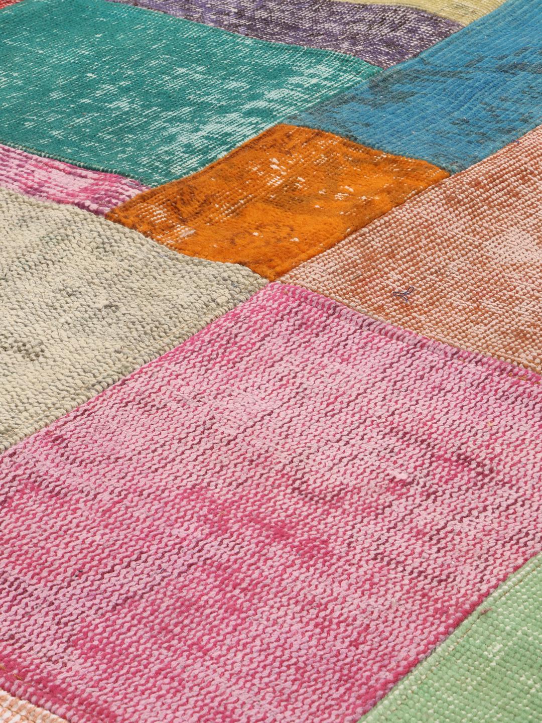 Rundt patchwork-tæppe i mange farver fra Tyrkiet med et levende geometrisk design