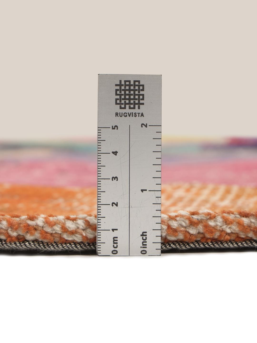 Rundt patchwork-tæppe i mange farver fra Tyrkiet med et levende geometrisk design