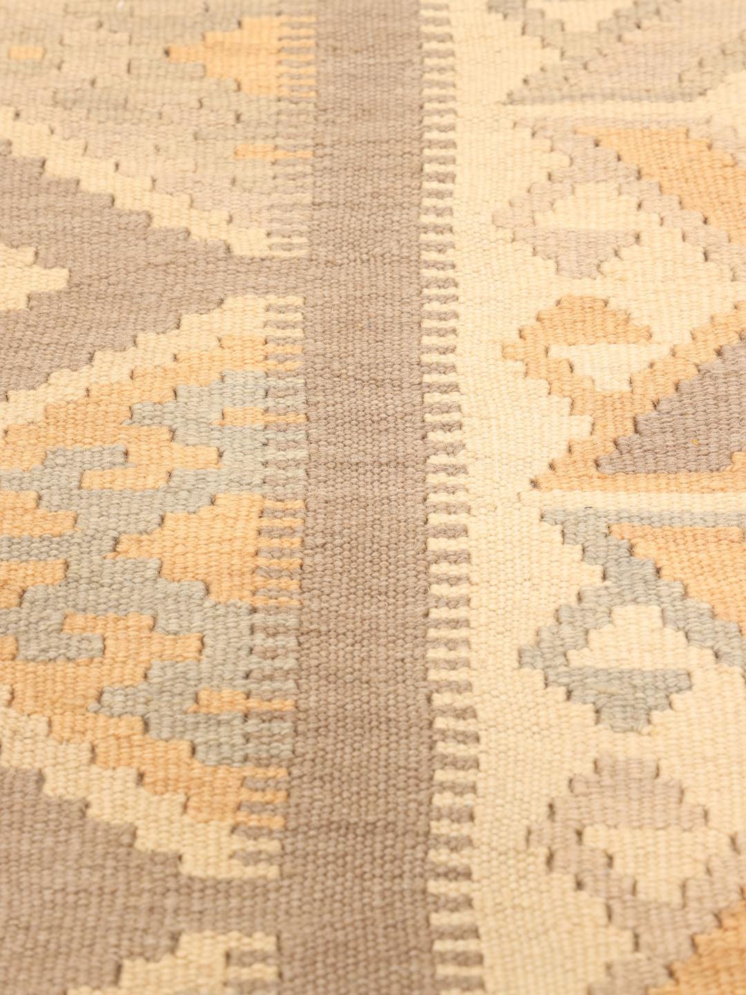 Tappeto Kilim tessuto a mano dal Medio Oriente con motivi geometrici in beige e grigio