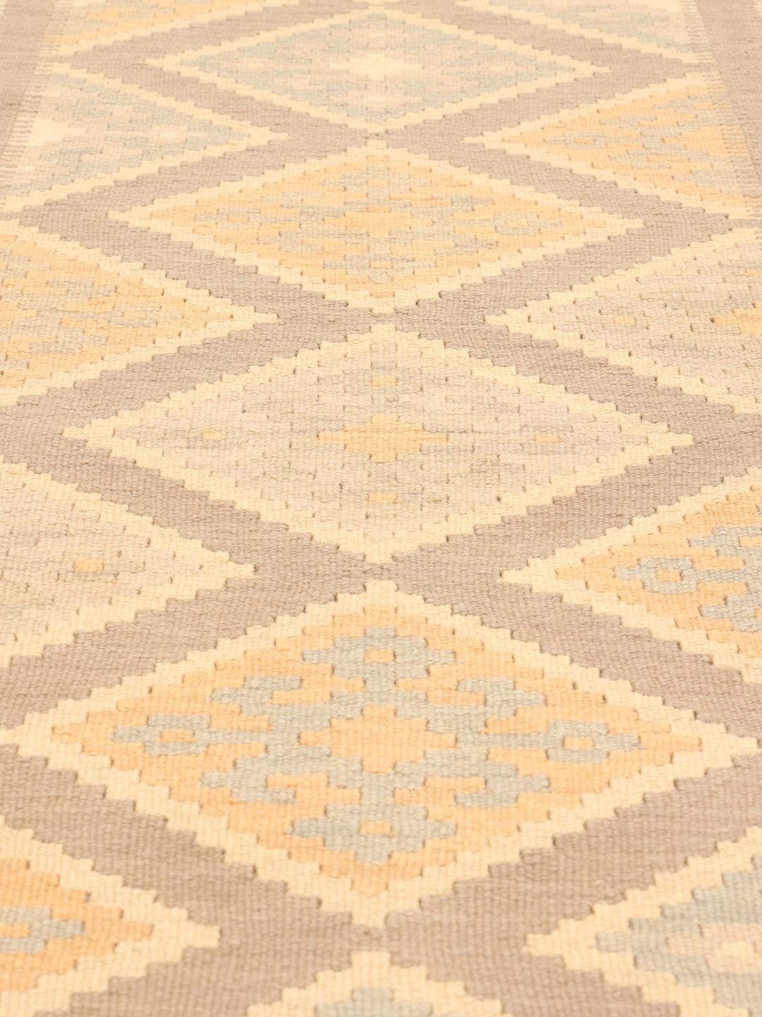 Tappeto Kilim tessuto a mano dal Medio Oriente con motivi geometrici in beige e grigio