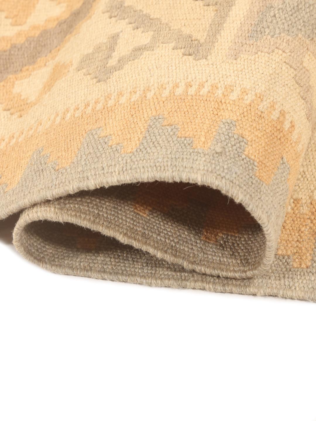 Tappeto Kilim tessuto a mano dal Medio Oriente con motivi geometrici in beige e grigio