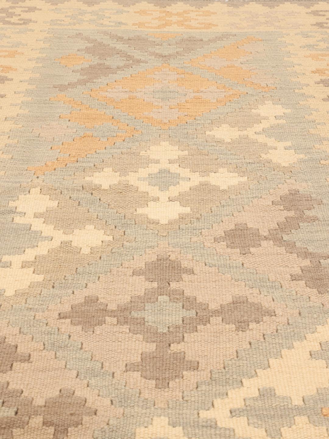 Tappeto Kilim Ghashghai tessuto a mano con motivi geometrici in beige e tonalità tenui