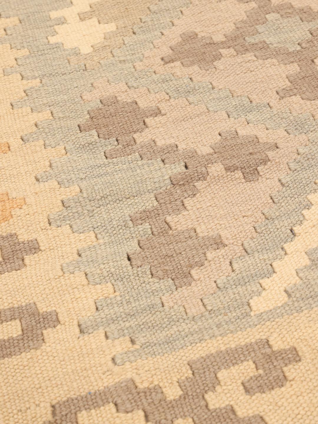 Tappeto Kilim Ghashghai tessuto a mano con motivi geometrici in beige e tonalità tenui