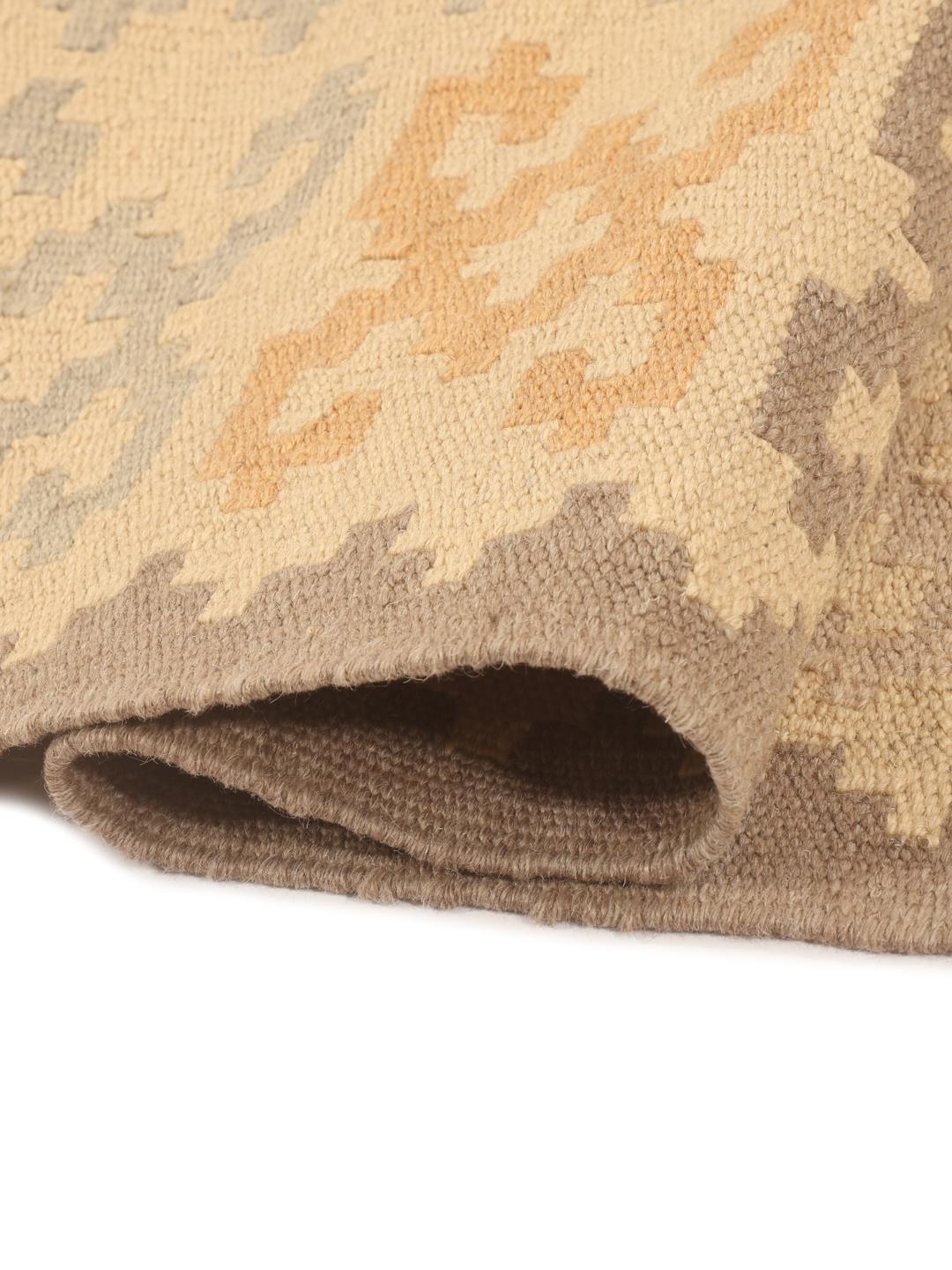 Tappeto Kilim Ghashghai tessuto a mano con motivi geometrici in beige e tonalità tenui