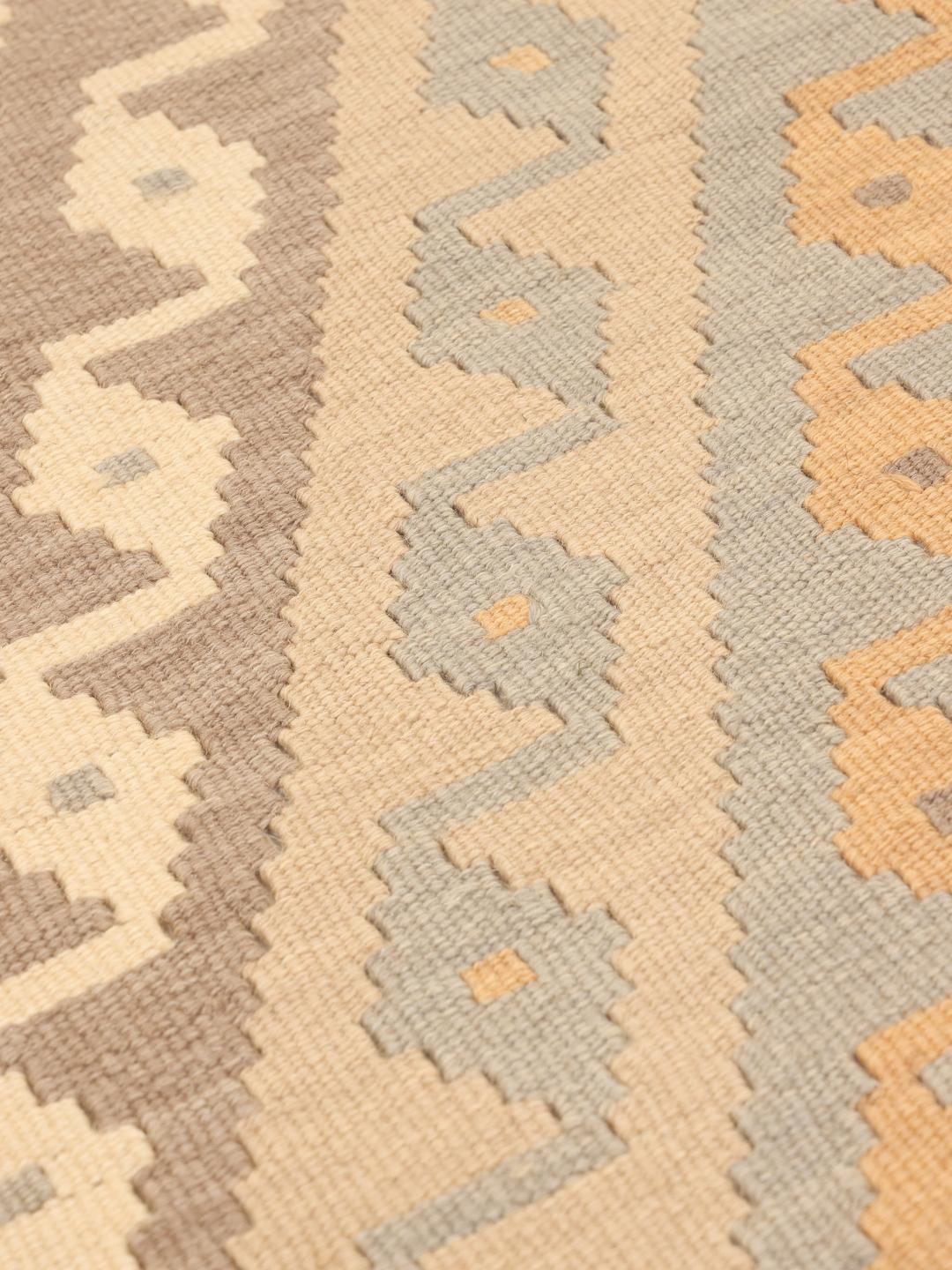 Runner Kilim tessuto a mano con motivi geometrici in tonalità terrose dal Medio Oriente