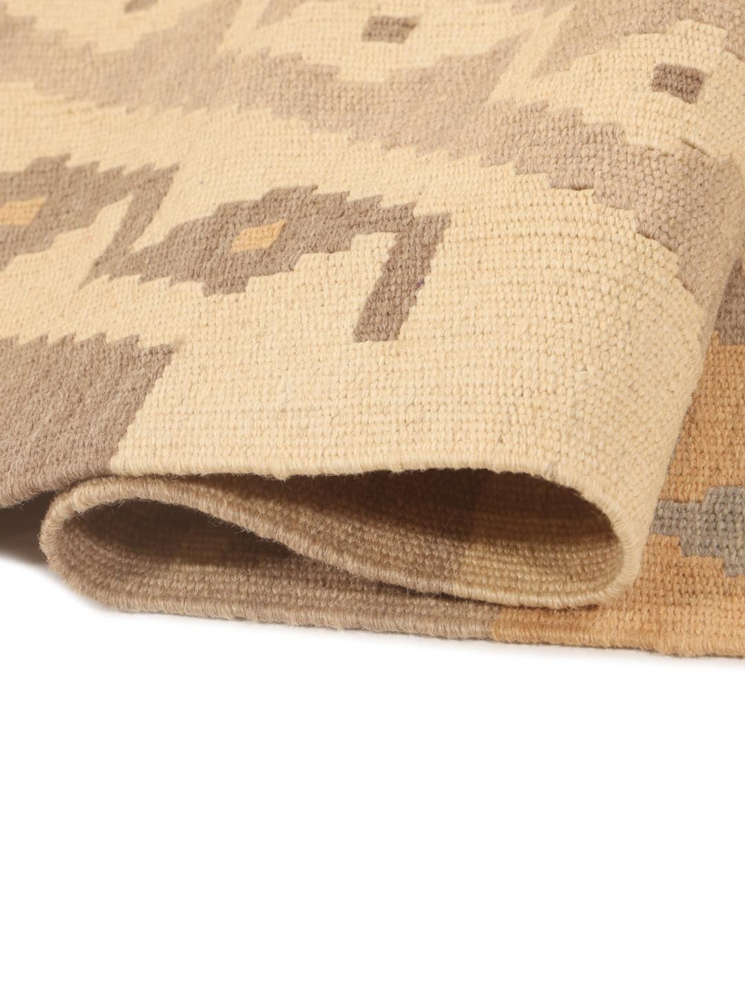 Runner Kilim tessuto a mano con motivi geometrici in tonalità terrose dal Medio Oriente