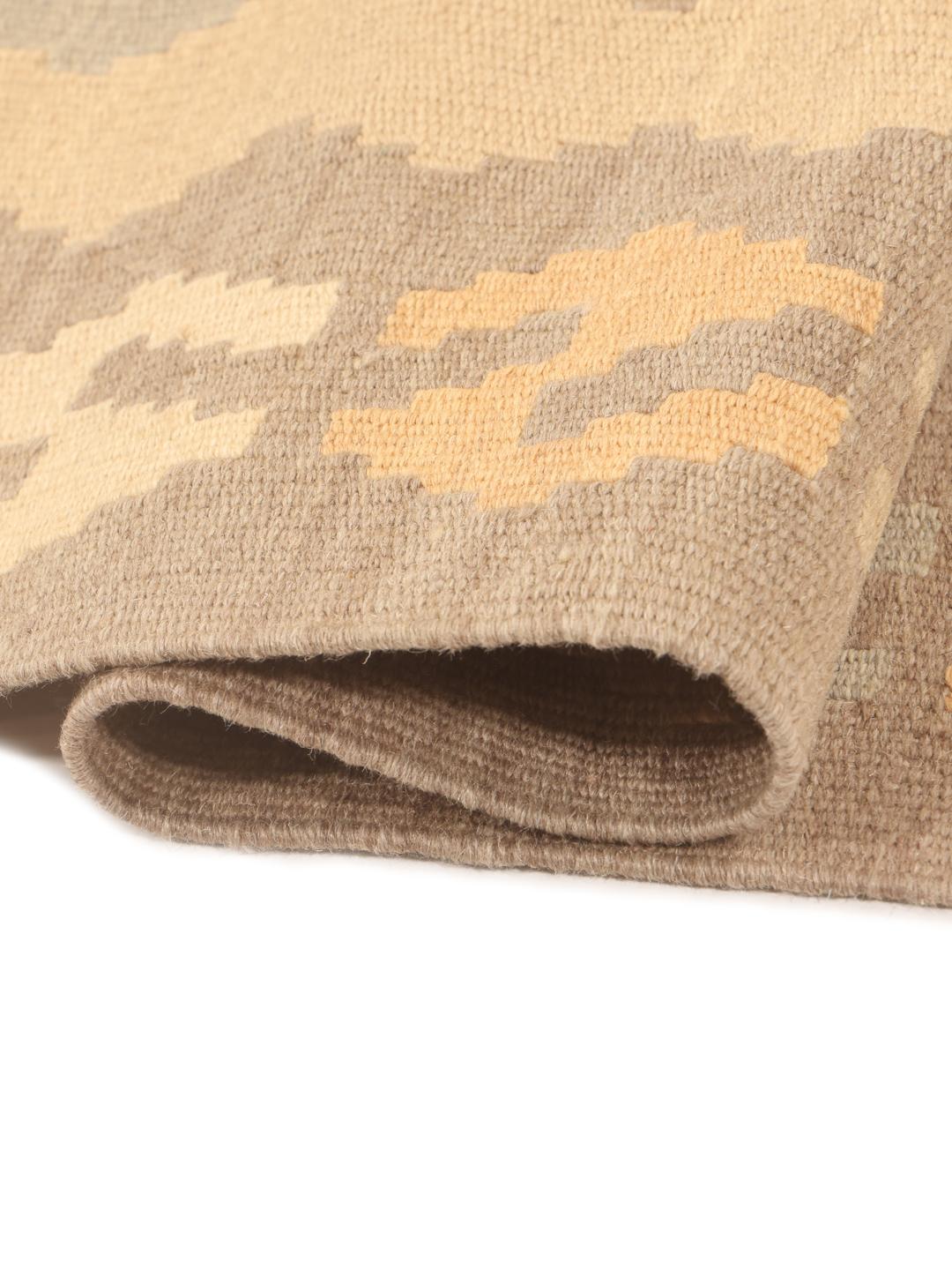 Runner Kilim tessuto a mano con motivi geometrici in tonalità marroni e terrose dal Medio Oriente