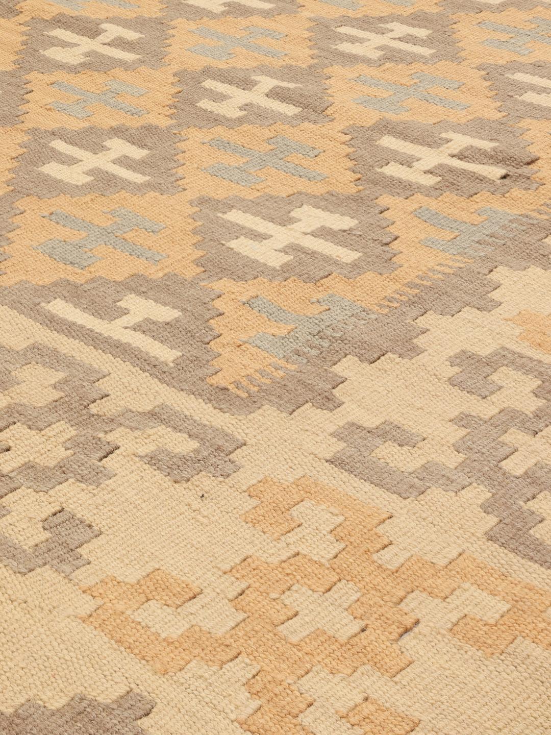 Tapis Kelim Ghashghai tissé à la main originaire du Moyen-Orient dans des tons beiges et terreux.