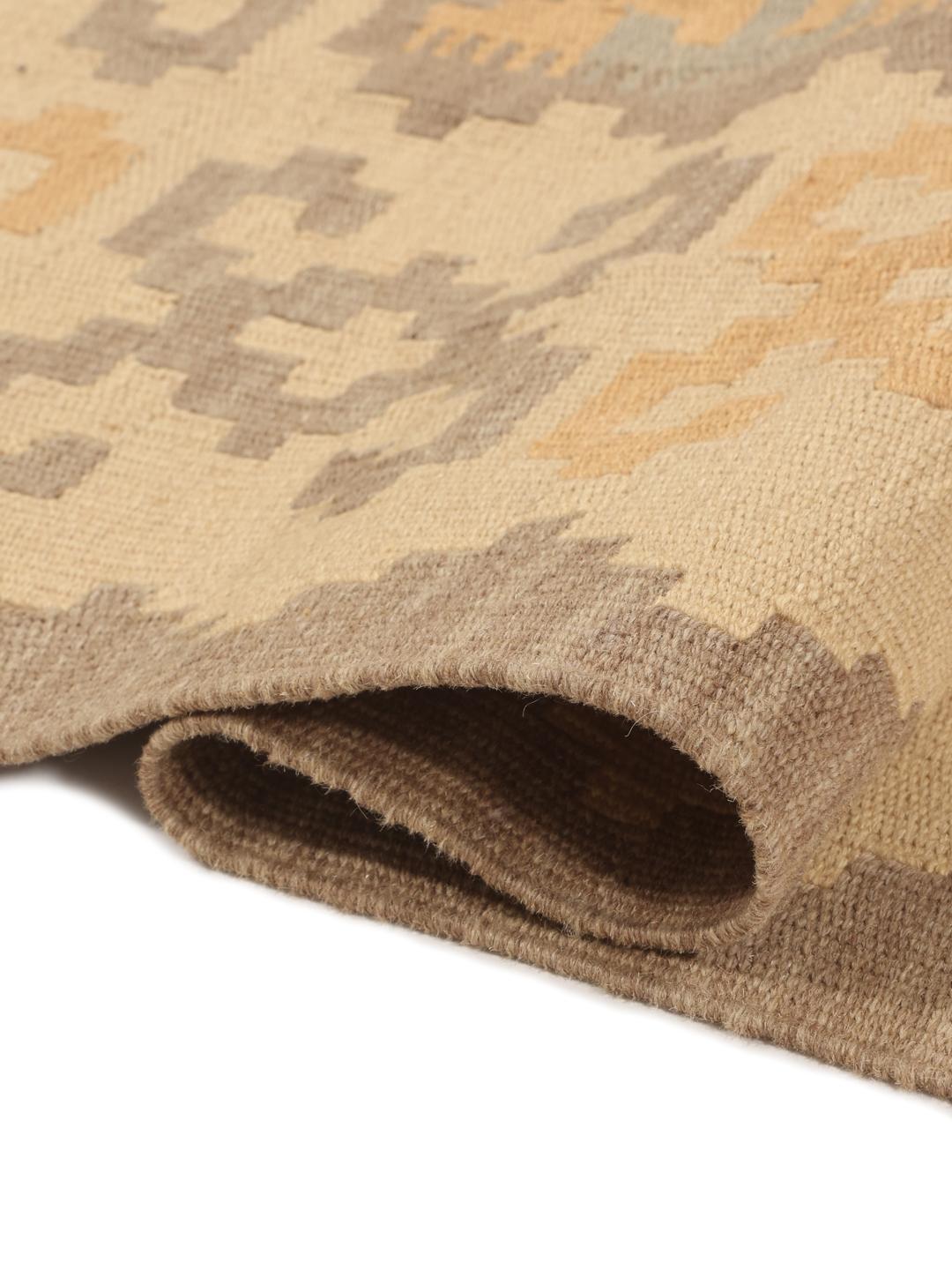 Tapis Kelim Ghashghai tissé à la main originaire du Moyen-Orient dans des tons beiges et terreux.