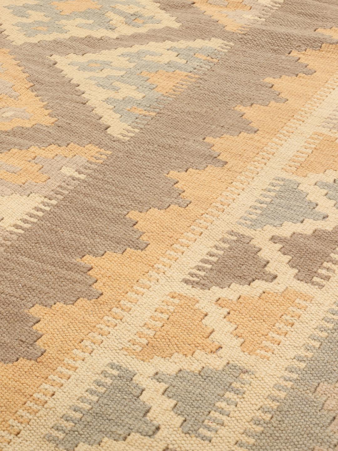 Tapis Kilim Ghashghai tissé à la main avec des motifs géométriques beige et gris venant du Moyen-Orient.