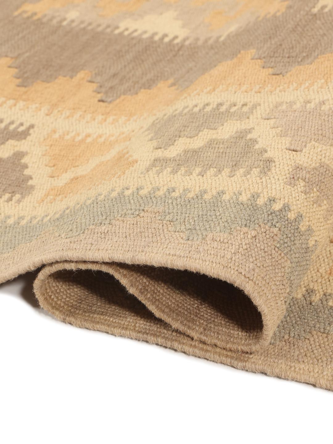 Tapis Kilim Ghashghai tissé à la main avec des motifs géométriques beige et gris venant du Moyen-Orient.