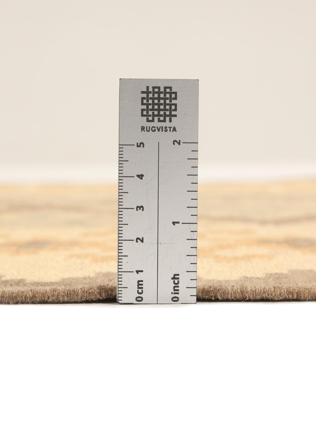 Tappeto kelim Ghashghai tessuto a mano con motivi geometrici a rombi in toni di beige, marrone e blu.