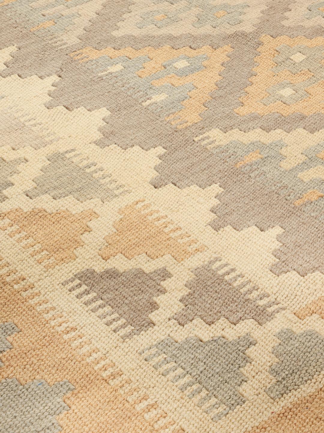 Et håndvævet mellemøstligt Ghashghai Kilim-tæppe med et geometrisk mønster i beige og grå