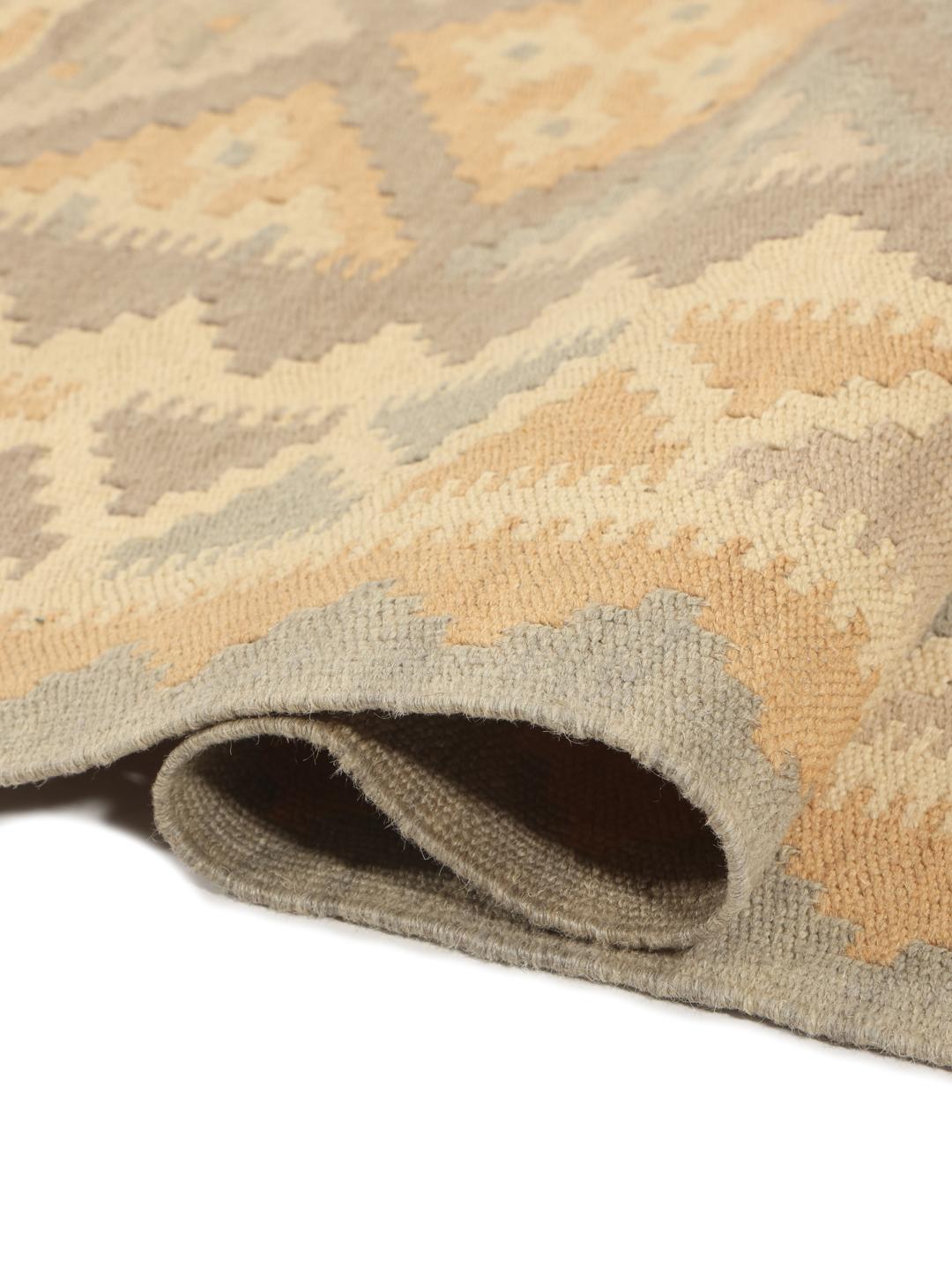 Et håndvævet mellemøstligt Ghashghai Kilim-tæppe med et geometrisk mønster i beige og grå