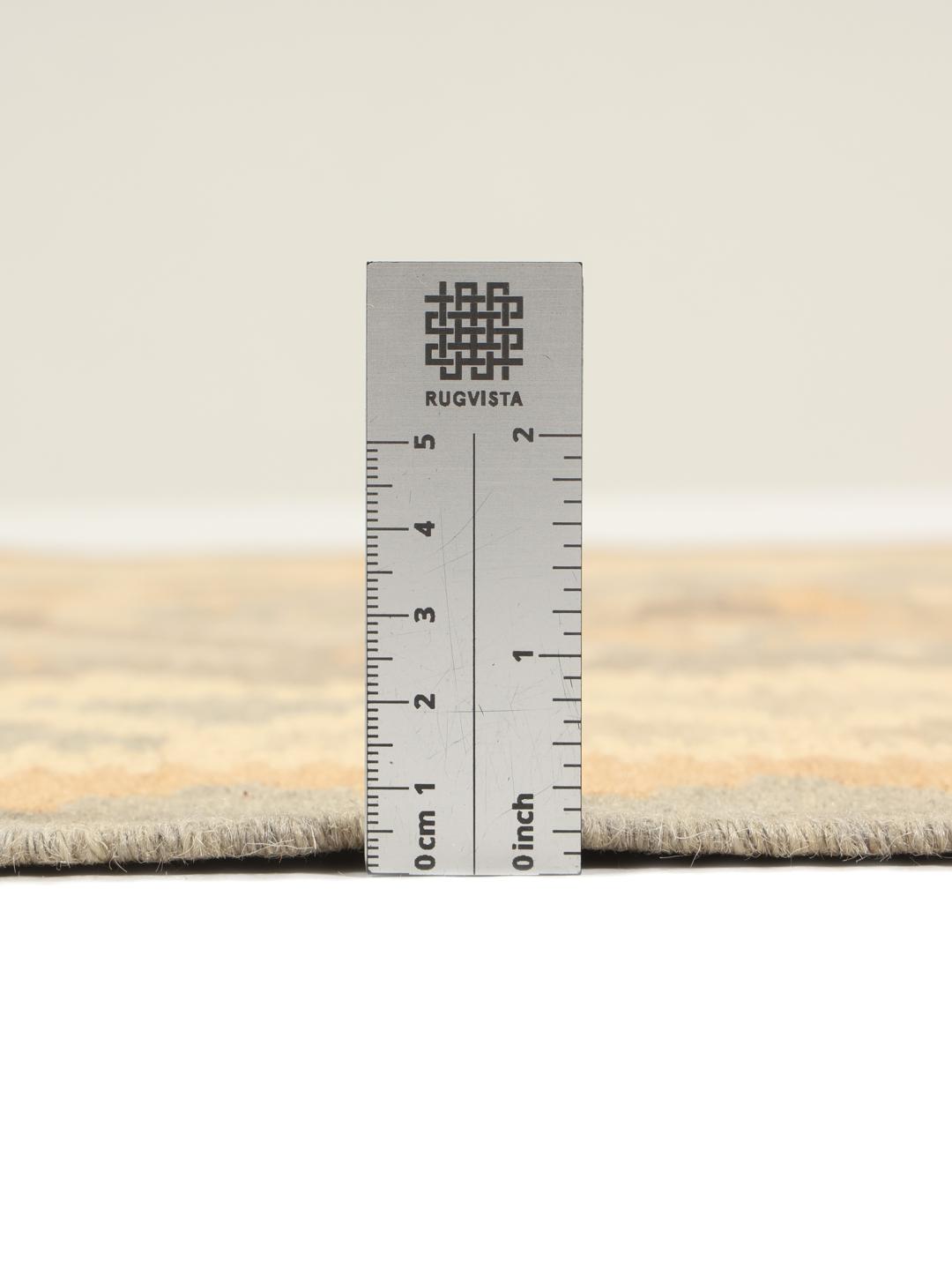 Et håndvævet mellemøstligt Ghashghai Kilim-tæppe med et geometrisk mønster i beige og grå