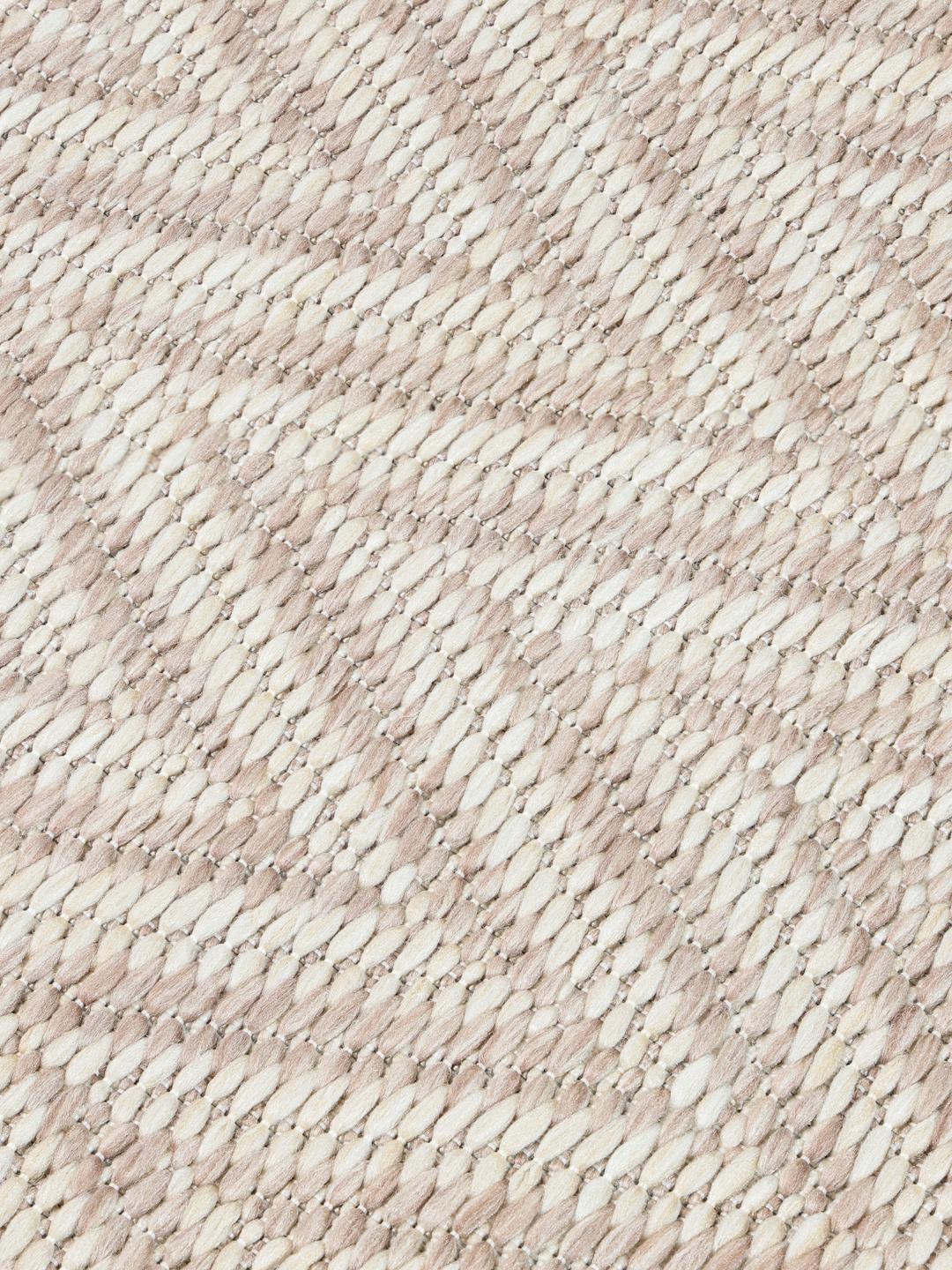 Beige en witte loper met een gestructureerd chevronpatroon