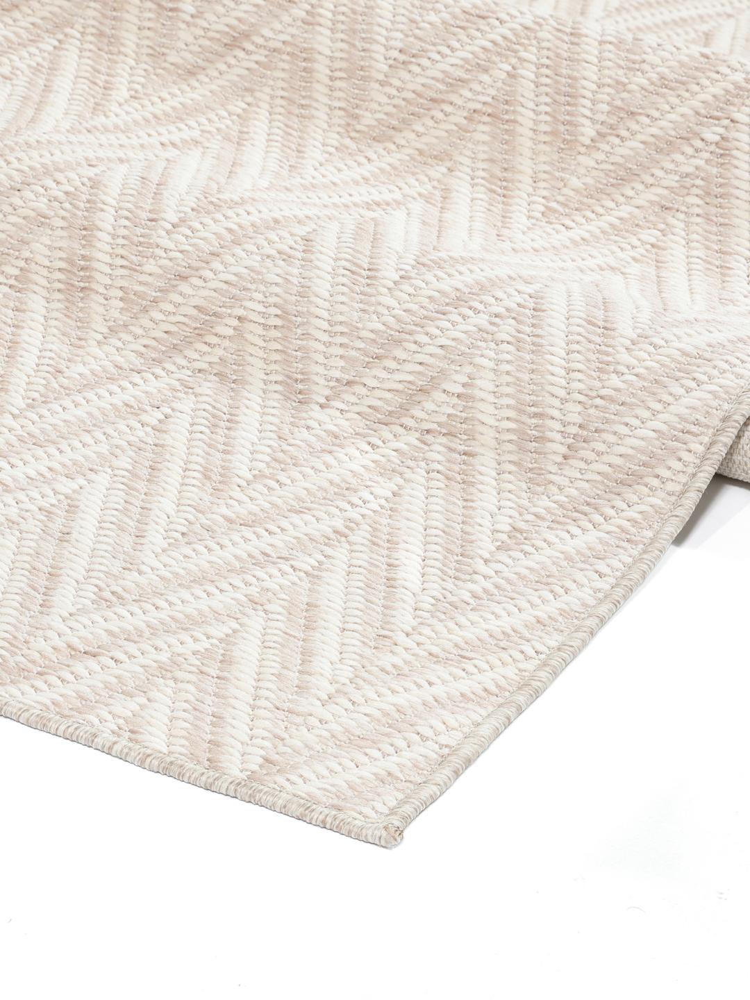 Beige en witte loper met een gestructureerd chevronpatroon