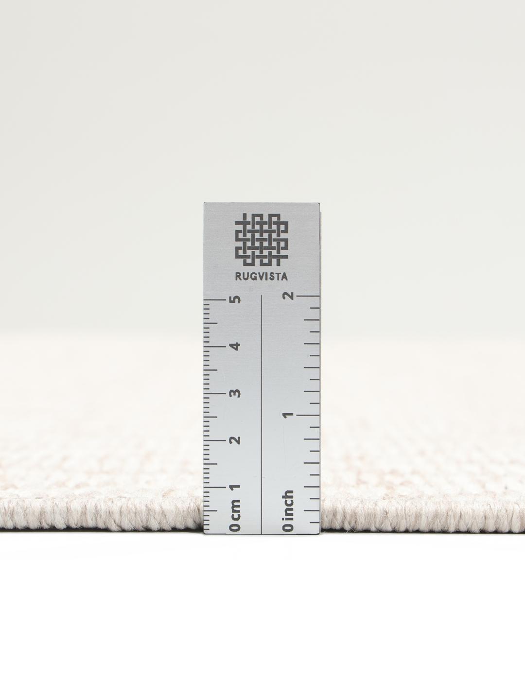 Beige en witte loper met een gestructureerd chevronpatroon