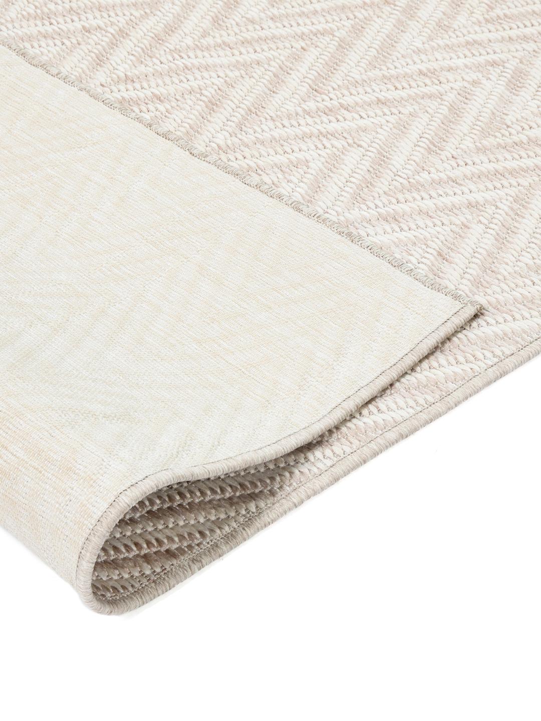 Beige en witte loper met een gestructureerd chevronpatroon