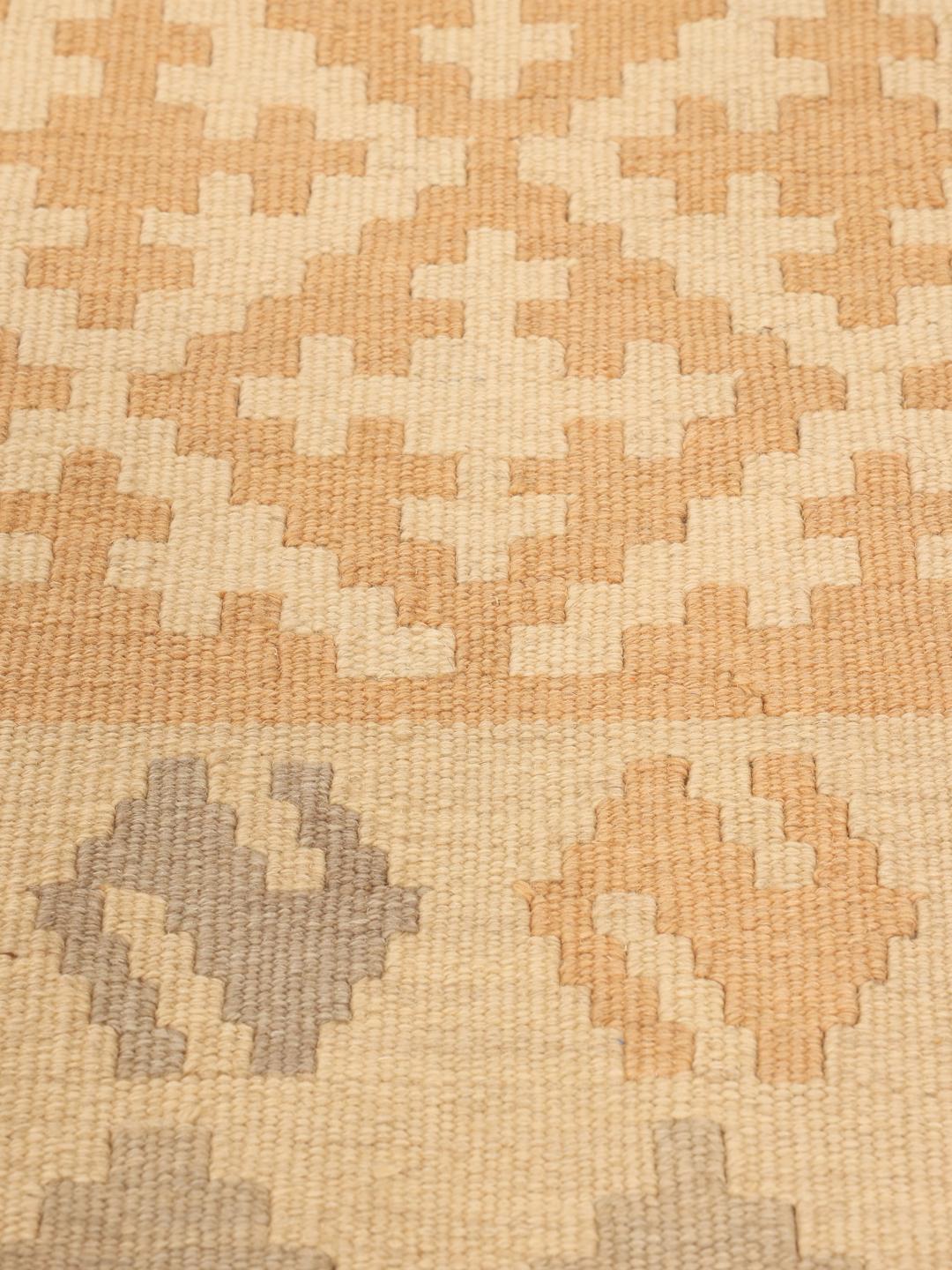 Passatoia Kilim tessuta a mano con motivi geometrici in toni beige e grigi proveniente dal Medio Oriente
