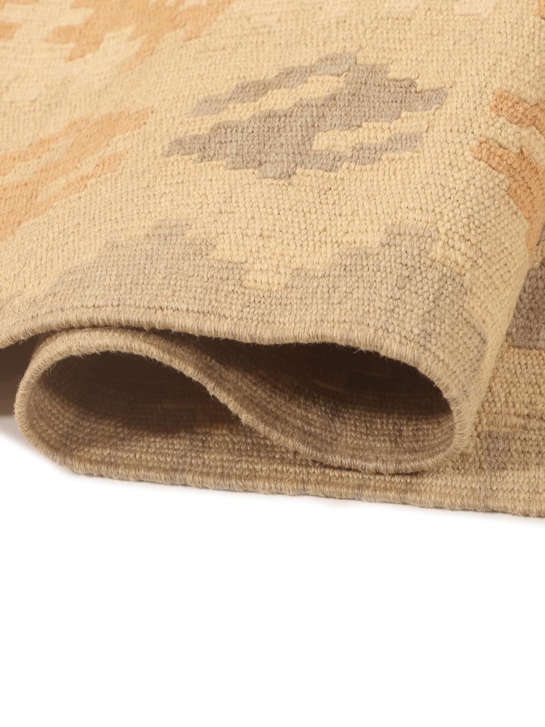 Passatoia Kilim tessuta a mano con motivi geometrici in toni beige e grigi proveniente dal Medio Oriente