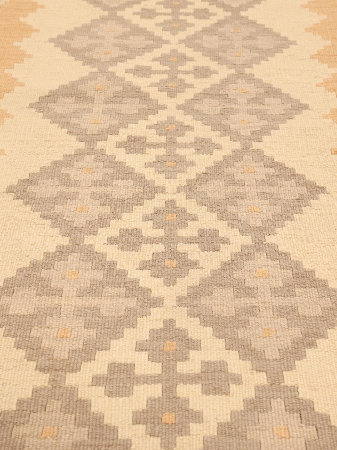 Tappeto a passatoia beige intrecciato a mano proveniente dal Medio Oriente con motivi geometrici