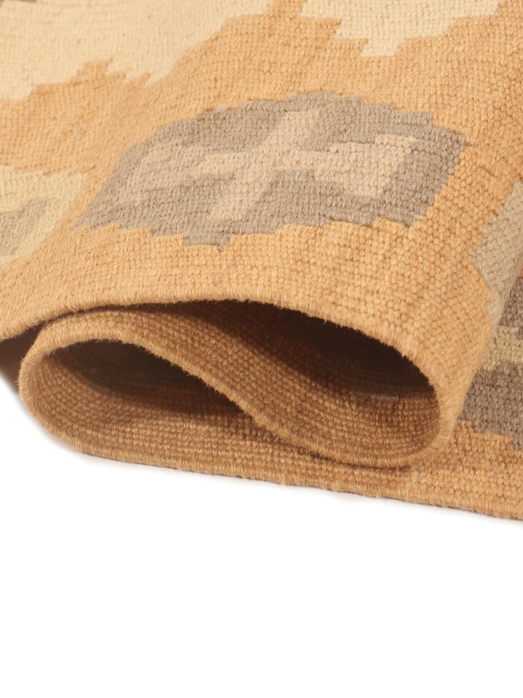 Tappeto a passatoia beige intrecciato a mano proveniente dal Medio Oriente con motivi geometrici