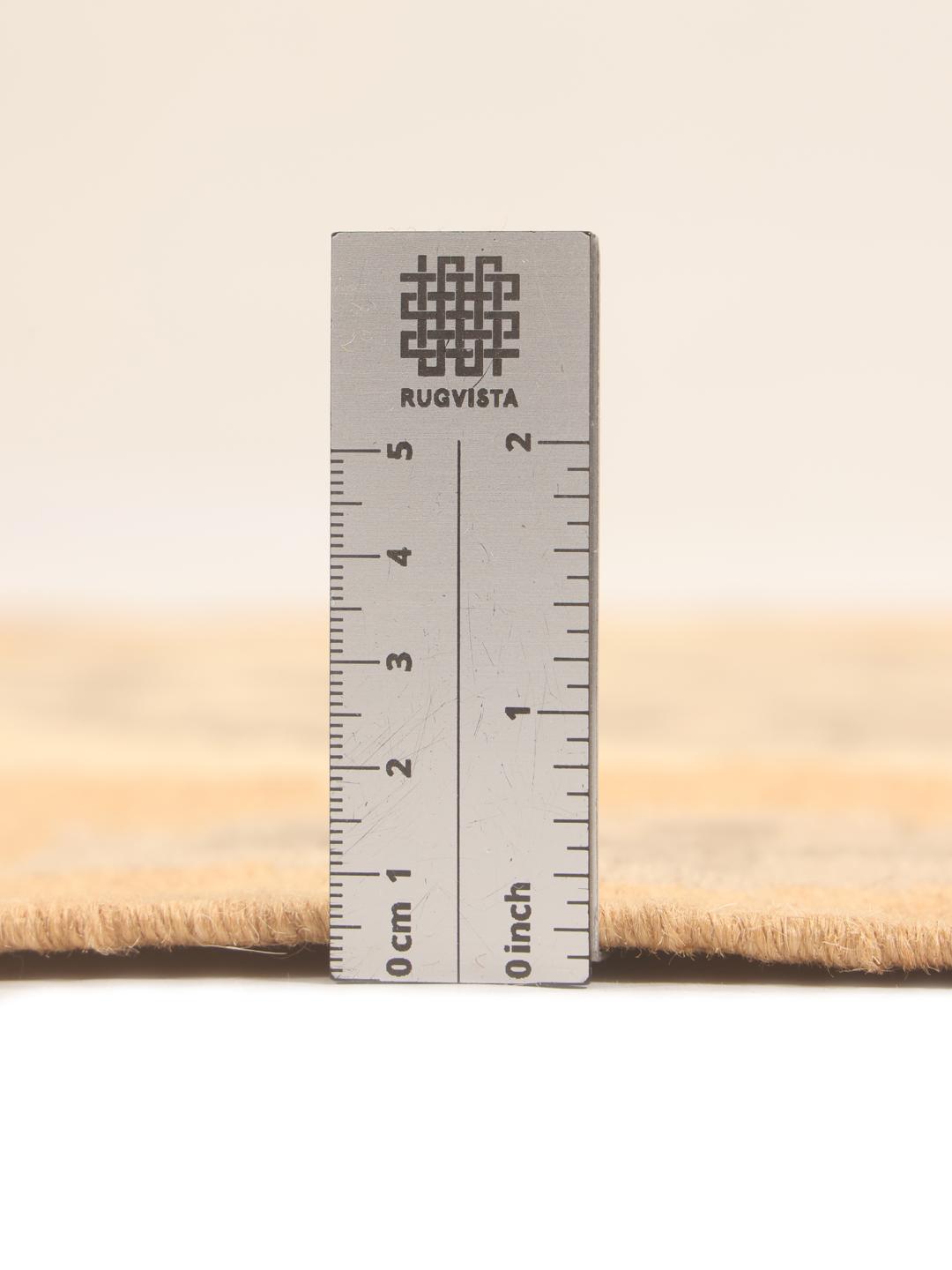 Tappeto a passatoia beige intrecciato a mano proveniente dal Medio Oriente con motivi geometrici