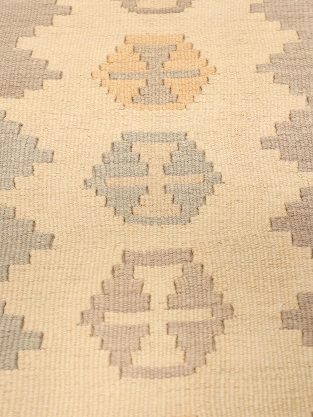 Hand-woven Ghashghai Kelim rug with geometric patterns in beige and grey