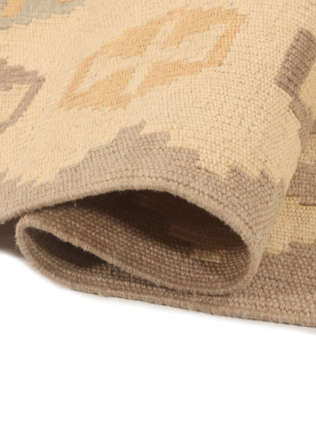 Hand-woven Ghashghai Kelim rug with geometric patterns in beige and grey