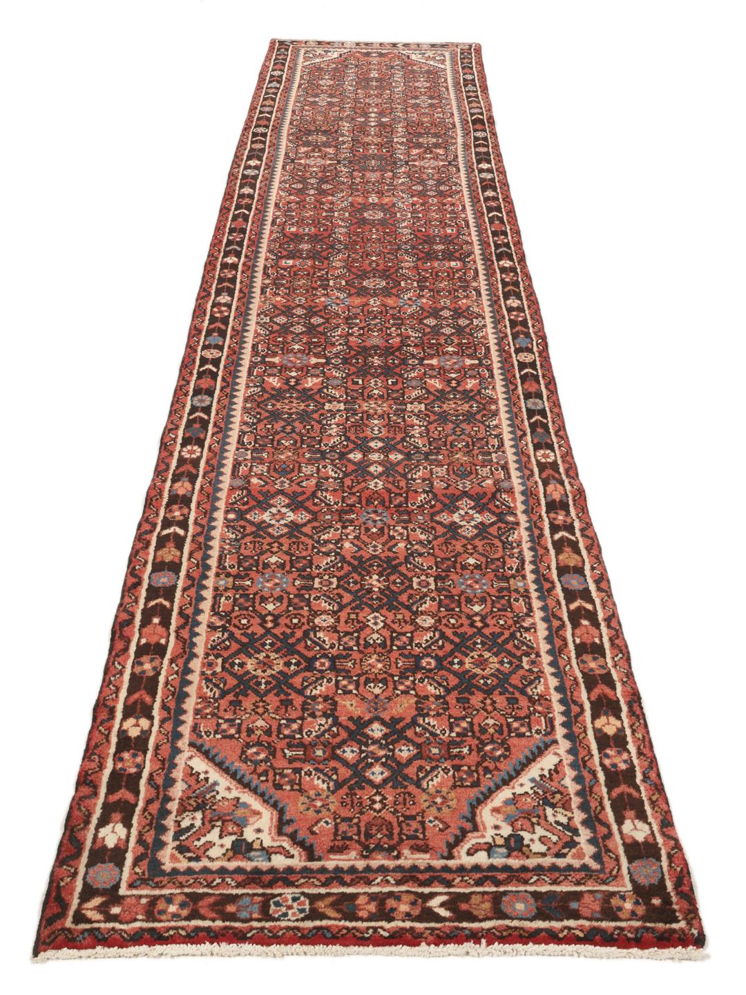 Handgeknoopte Hosseinabad loper in donkerrood met traditionele geometrische motieven