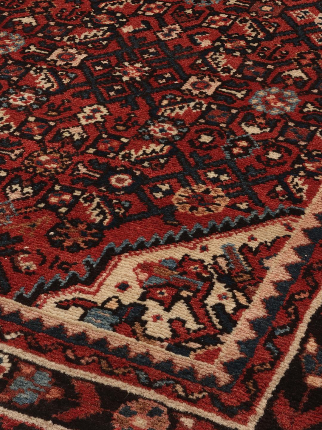 Handgeknoopte Hosseinabad loper in donkerrood met traditionele geometrische motieven