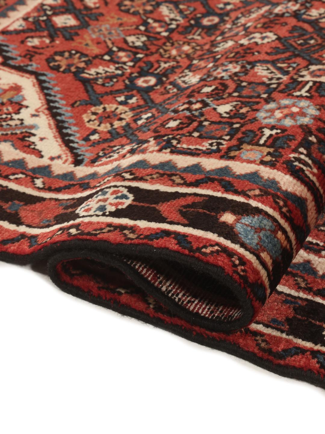 Handgeknoopte Hosseinabad loper in donkerrood met traditionele geometrische motieven