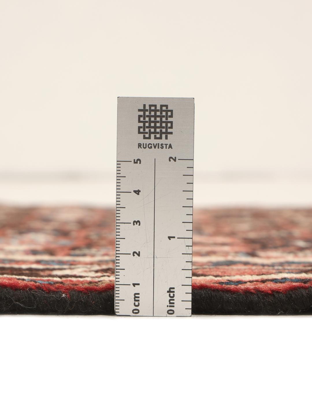 Handgeknoopte Hosseinabad loper in donkerrood met traditionele geometrische motieven