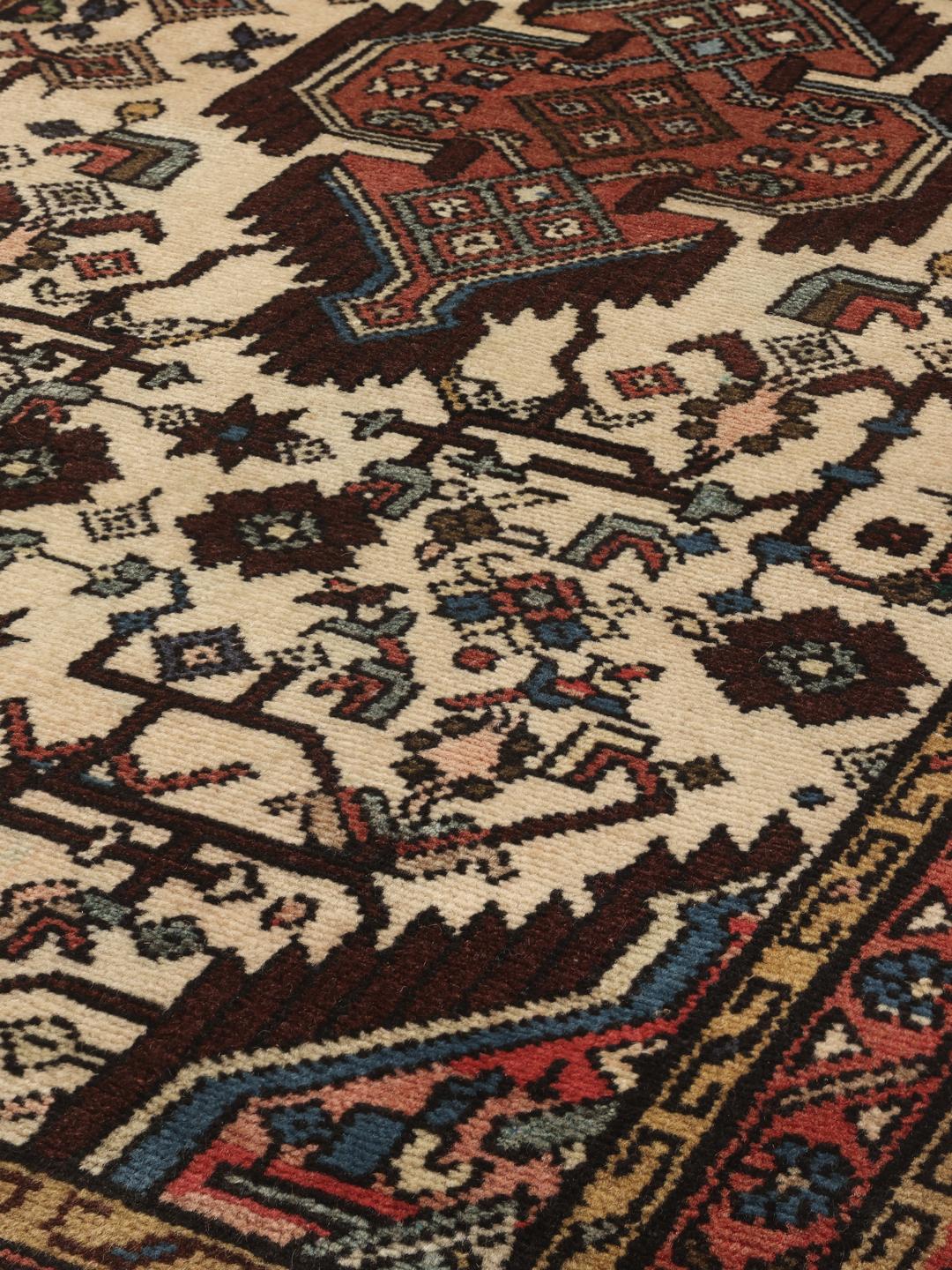 Handgeknoopte loper uit het Midden-Oosten met geometrische motieven in beige en donkerrode tinten