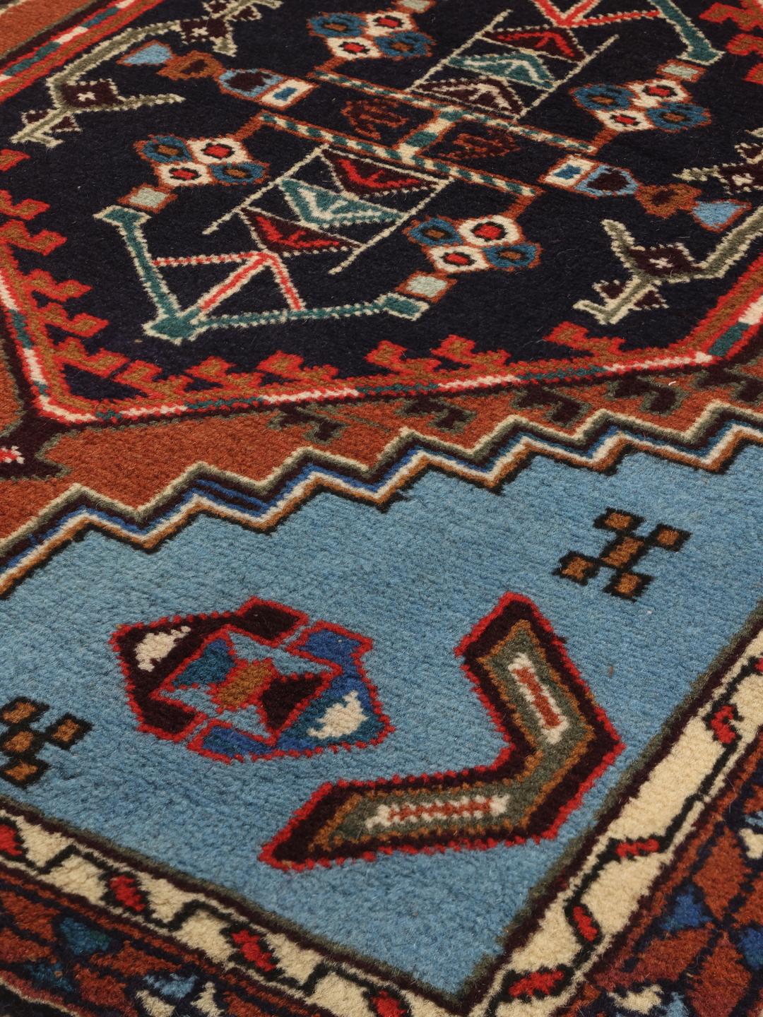 Tapis couloir Ardebil avec médaillons géométriques en laine multicolore provenant du Moyen-Orient