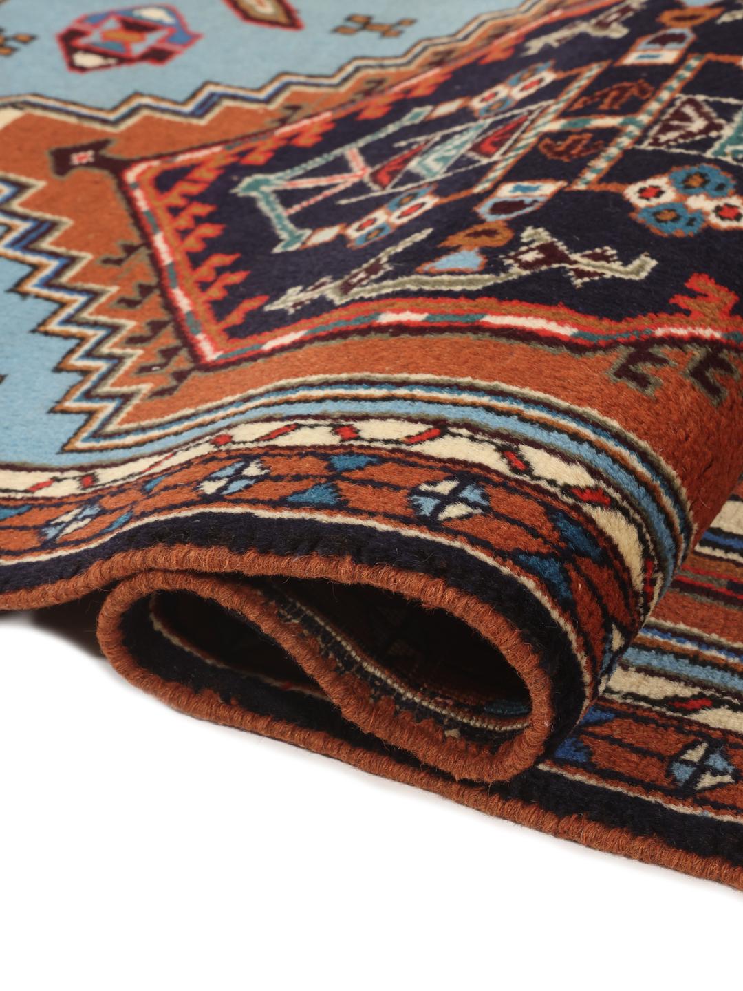 Tapis couloir Ardebil avec médaillons géométriques en laine multicolore provenant du Moyen-Orient