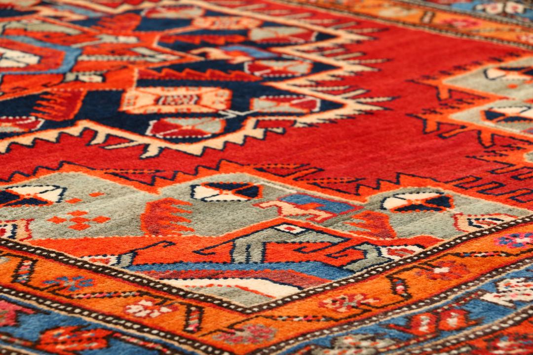 Met de hand geknoopte loper uit het Midden-Oosten in rood met geometrische medaillons