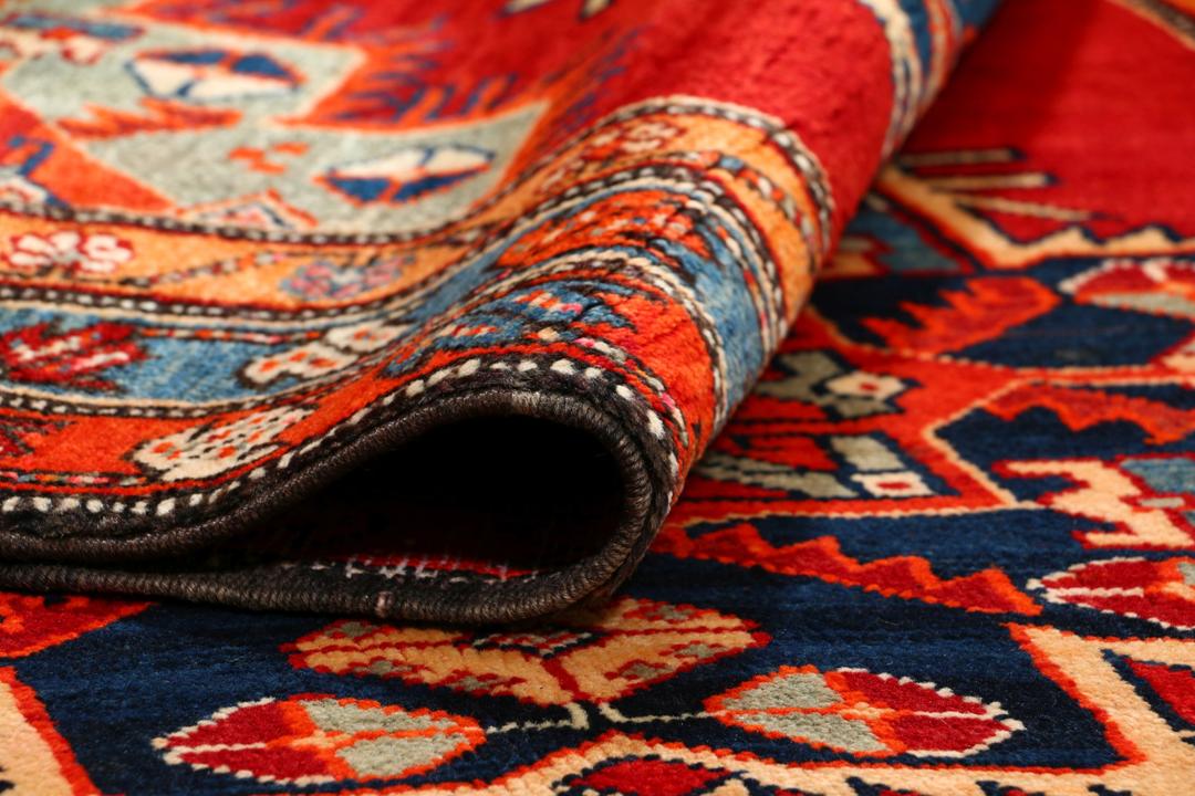 Met de hand geknoopte loper uit het Midden-Oosten in rood met geometrische medaillons