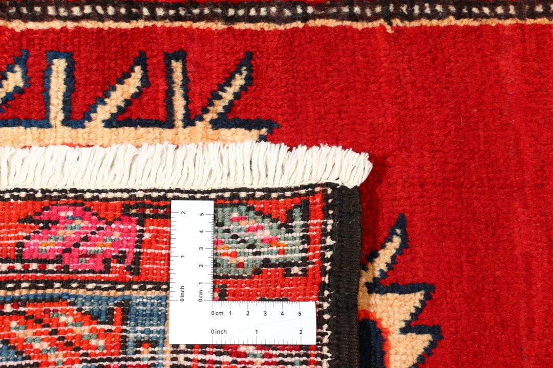 Met de hand geknoopte loper uit het Midden-Oosten in rood met geometrische medaillons