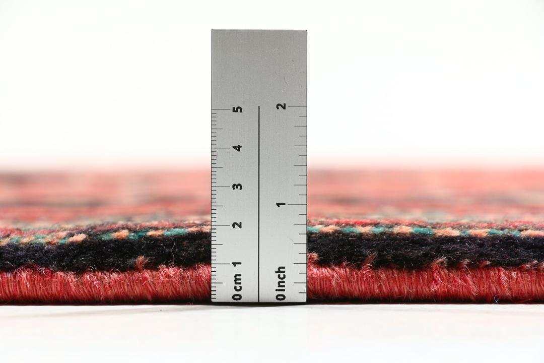 Handgeknoopt Koliai tapijt uit het Midden-Oosten in dieprode en zwarte kleuren